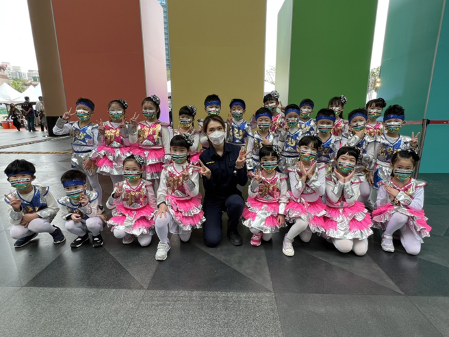 服务生变身「儿安达人」，韩系警花许忆萱立志除暴当刑警。(新北市警妇幼队提供)