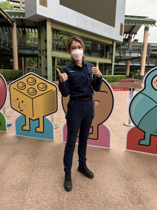 服务生变身「儿安达人」，韩系警花许忆萱立志除暴当刑警。(新北市警妇幼队提供)