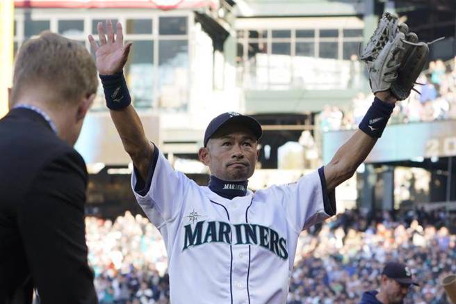 水手退役球星铃木一朗受邀开球。（美联社）
