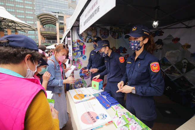 服务生变身「儿安达人」，韩系警花许忆萱立志除暴当刑警。(新北市警妇幼队提供)
