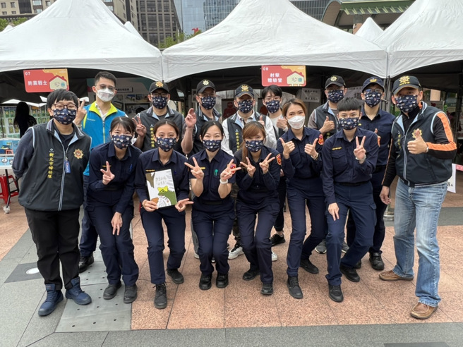 服务生变身「儿安达人」，韩系警花许忆萱立志除暴当刑警。(新北市警妇幼队提供)