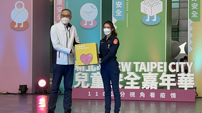 服务生变身「儿安达人」，韩系警花许忆萱立志除暴当刑警。(新北市警妇幼队提供)