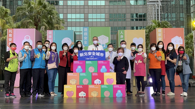 服务生变身「儿安达人」，韩系警花许忆萱立志除暴当刑警。(新北市警妇幼队提供)