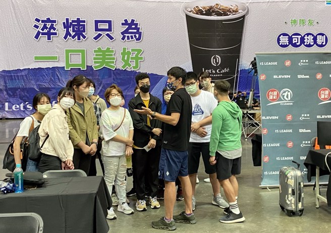 高雄海神派出專人帶隊解說球場每個角落的布置與設定。(黃及人攝)