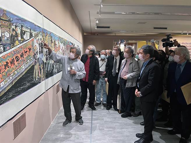 艺术家林智信为文化部长李永得导览〈迎妈祖〉版画。（洪荣志摄）