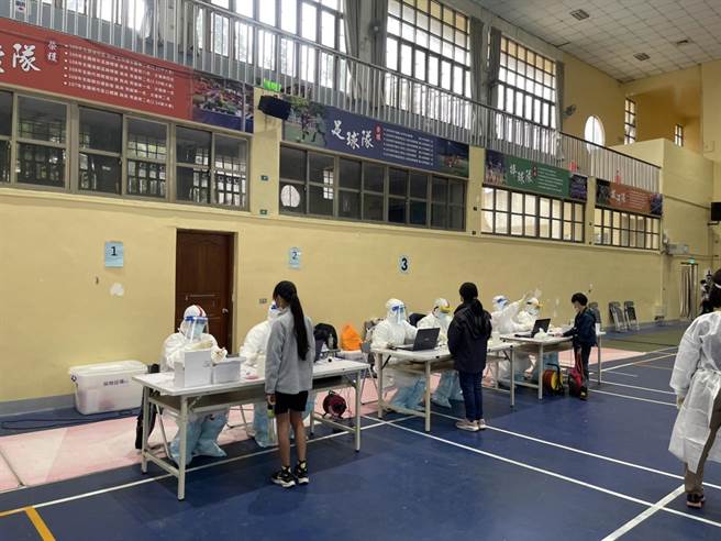 新竹县16日新增15例确诊病例，均为本土个案，其中8例为居隔期间或匡列採检确诊，另外7例为因症就诊至医院採检PCR确诊。 （新竹县府提供／邱立雅竹县传真）