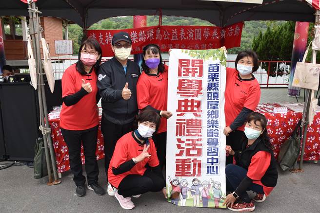 由头屋国中负责承办头屋乡乐龄学习中心联合开学典礼，16日在明德水库举行。（谢明俊摄）