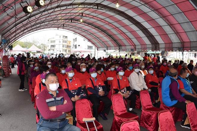 头屋乡乐龄学习中心联合开学典礼，16日在明德水库举行，有数百位长辈到场支持。（谢明俊摄）