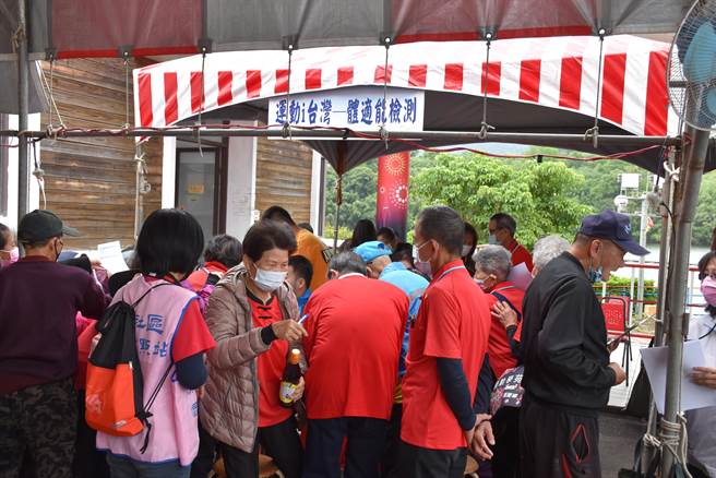 头屋国中负责长辈体适能调查摊位，一早就挤满了长辈填写资料。（谢明俊摄）