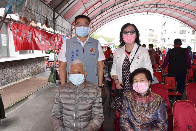 头屋乡长徐鑫荣高寿92岁的双亲仍参加乐龄学习班。（谢明俊摄）