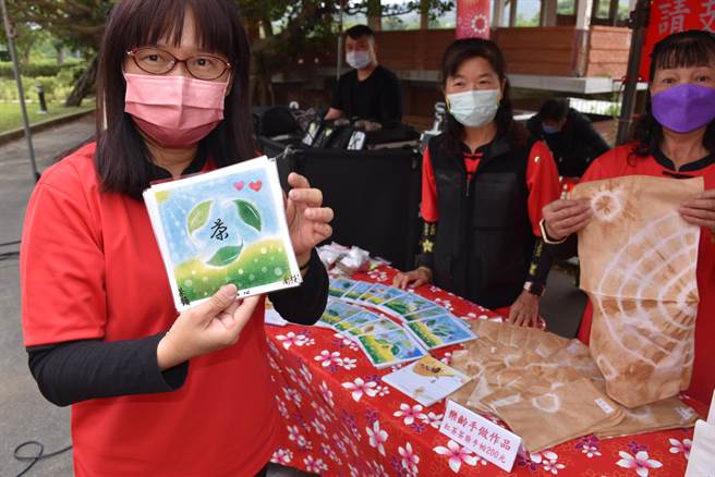 头屋国中老师方冠女负责统筹设计乐龄学习课程，带领老宝贝们手作茶画。（谢明俊摄）