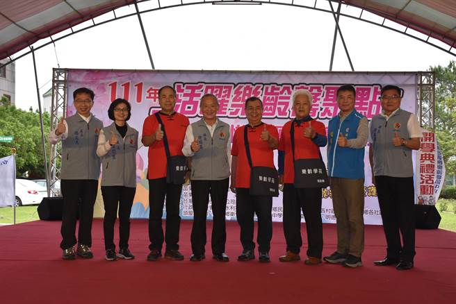 苗栗县长徐耀昌、县议长锺东锦及头屋乡长徐鑫荣共同主持头屋乡乐龄学习中心联合开学典礼。（谢明俊摄）