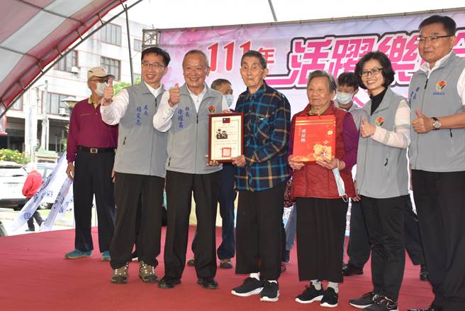 苗栗县长徐耀昌颁赠证书给年长最长的曾老先生夫妇。（谢明俊摄）
