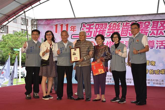 苗栗县长徐耀昌颁赠证书给乡长徐鑫荣9旬双亲，嘉勉两老参加乐龄学习。（谢明俊摄）