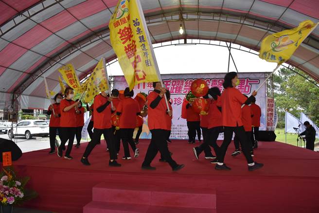 头屋乐龄班学员表演舞狮。（谢明俊摄）