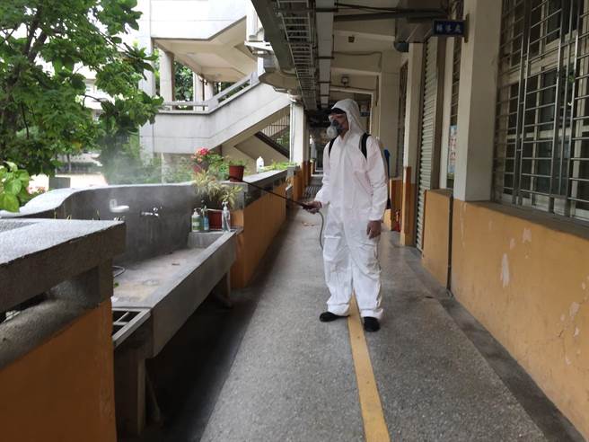 新竹市16日新增10名确诊个案，其中有两例分别为三民国小、载熙国小学生，市府今天紧急至校园清消。（新竹市政府提供／陈育贤新竹传真）