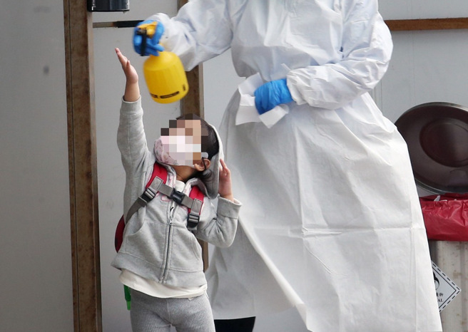 儿童染疫重症4徵兆曝光。图非当事人。（示意图／范扬光摄）