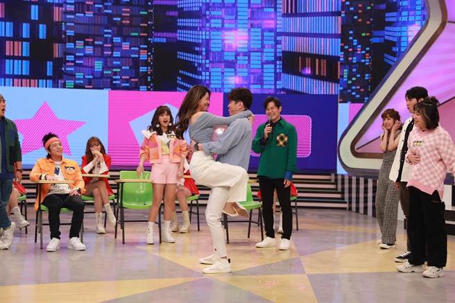 白家绮、吴东谚在节目中放闪，让眾人超害羞。（民视提供）