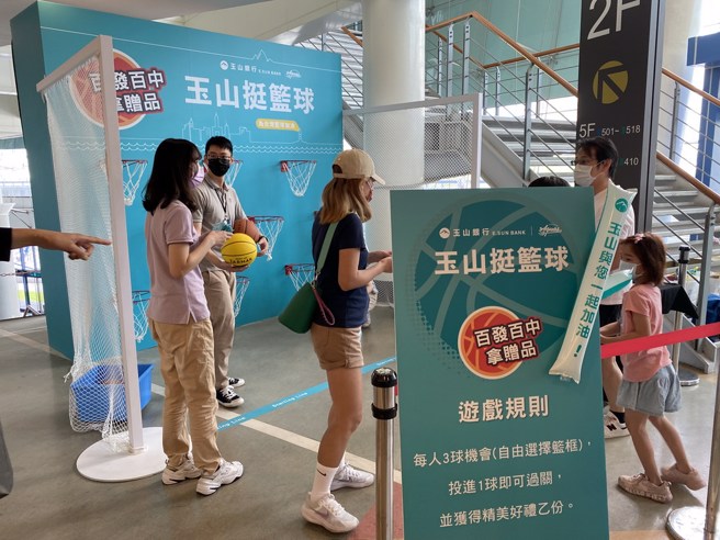 玉山挺篮球摊位。(黄及人摄)