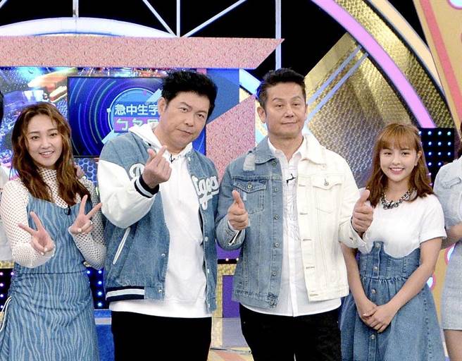 曾国城（左二）玩游戏耍赖，让徐乃麟愤而离开摄影棚。（华视提供）