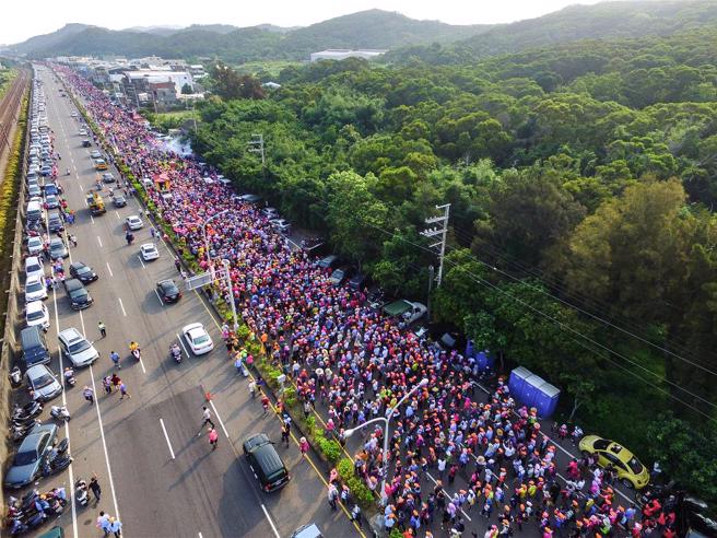 農曆三月「瘋」媽祖，更深層的意義是藉著進香移動，串起人、事、物的互動與連結。圖為2018年白沙屯媽進香的景況。（林格立攝）