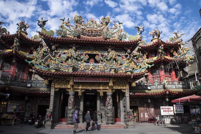 媽祖信仰與台灣人的生活緊密連結在一起，廟埕是地方居民生活的重心。（莊坤儒攝）