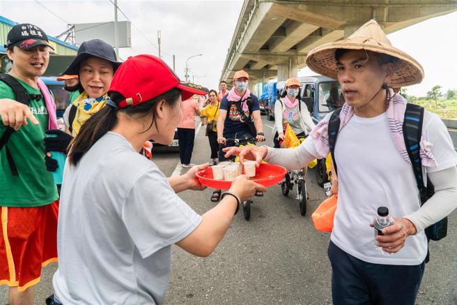 參加一年一度的媽祖進香盛會，能經驗台灣庶民生活和濃厚的人情味，體驗最台灣味的神人關係。(林旻萱攝)