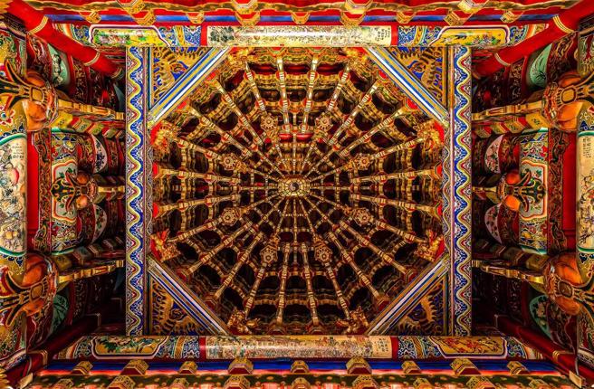 建築頂部的藻井，全由斗拱組成，沒有一根釘子，十分考驗大木作匠師的功力。(林旻萱攝)