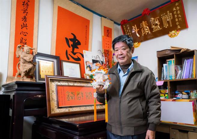 郭春福以金工技術打造神帽近一甲子，是台灣少數同時會做銀、銅、紙不同材質神帽的工藝師。(林旻萱攝)
