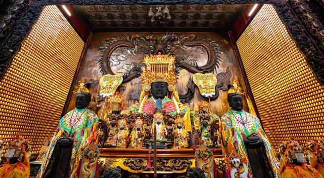 鹿耳門天后宮的鎮殿媽祖神像高達388公分，神帽師傅郭春福為祂手工打造的后冠，更襯托媽祖的莊嚴。(林旻萱攝)