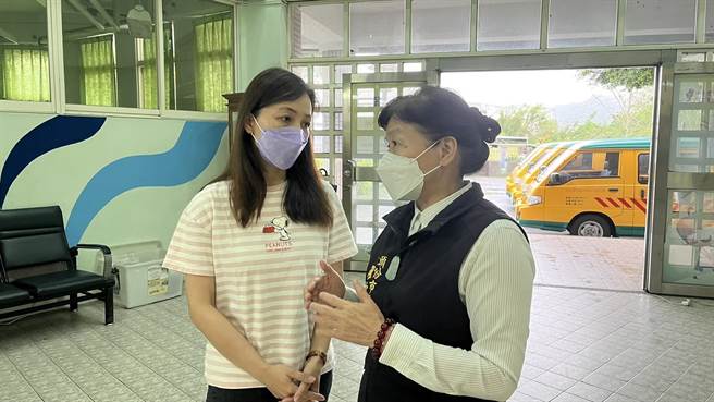 头份市长罗雪珠（右）与园方师长协商不让幼儿学习出现空窗期。（读者提供／谢明俊苗栗传真）