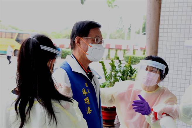 南投县长林明溱今日到同德高中关心考生，在同德高中等校大力支持下克服困难落实防疫，促成110学年度国中技艺竞赛如期举办。（南投县政府提供／卢金足南投传真）