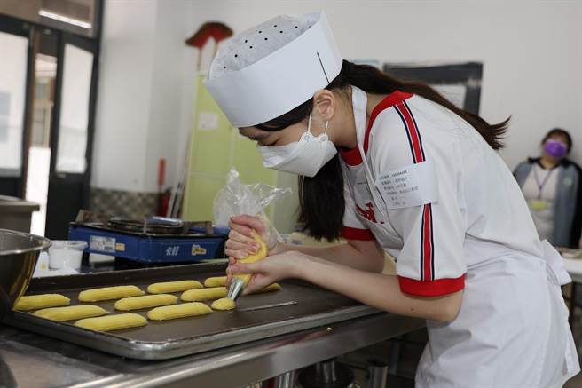 南投县府每年编列1000万预算供各校开办技艺课程，全县32所国中，校校均有技艺班，吸引超过3000多名国3生选修。（南投县政府提供／卢金足南投传真）