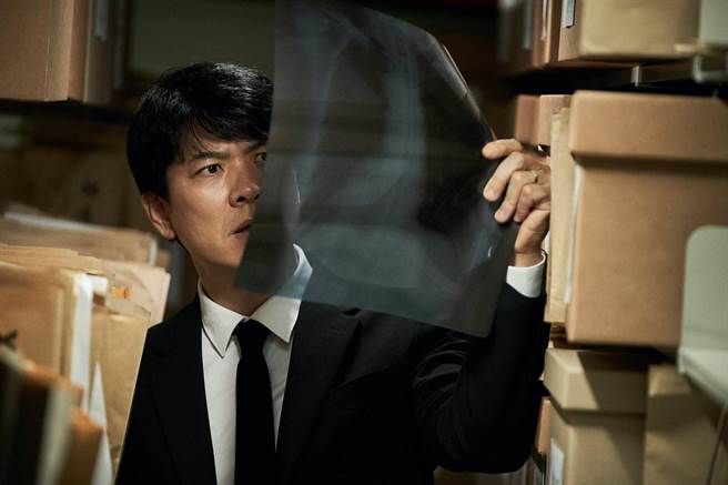 金相庆在片中饰演因为不明肺部疾病而失去家人，最后投身抗争事件。（采昌提供）