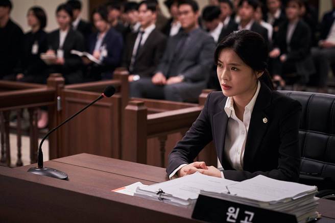 李先彬在片中饰演因姐姐死亡而成为抗争律师。（采昌提供）