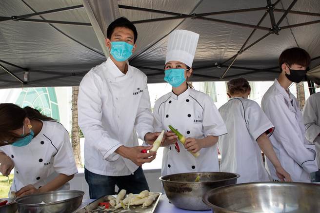 蔡允潔（右）和男友Fraser一起做公益。（紅心字會提供）