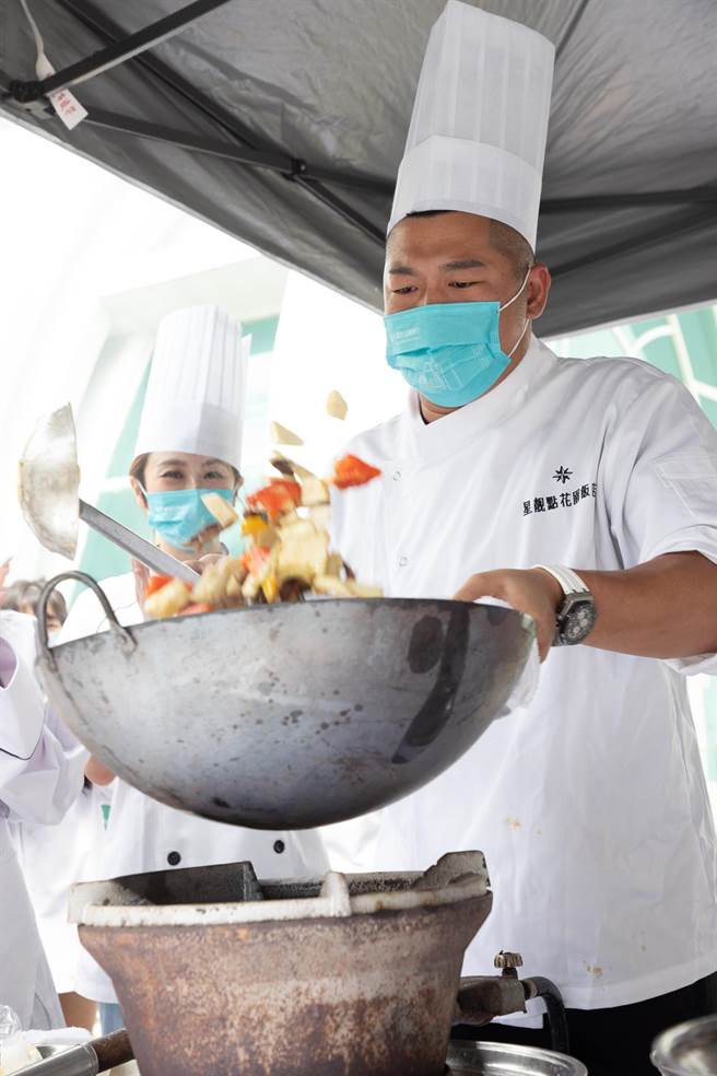 草爺化身總鋪師，為獨居長輩料理午餐。（紅心字會提供）