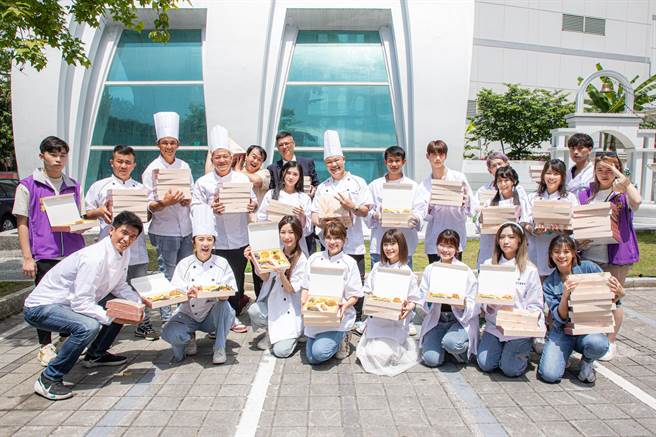 藝人草爺號召近40位藝人、網紅好友響應公益義煮，關懷獨居長者。（紅心字會提供）