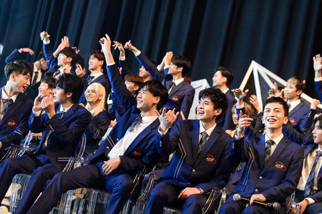 《原子少年》选手看DD52学姐们的表演嗨到最高点。（野火娱乐提供）