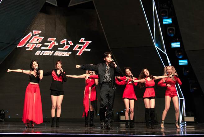 坤达（图中）和表演〈放手〉的DD52冠军团G.O.F合体。（野火娱乐提供）