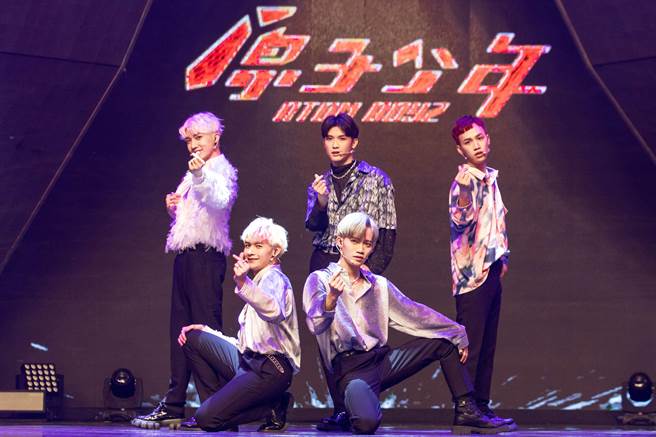 《原子少年》精心准备DD52四团组曲，引起学姐们的骚动。（野火娱乐提供）