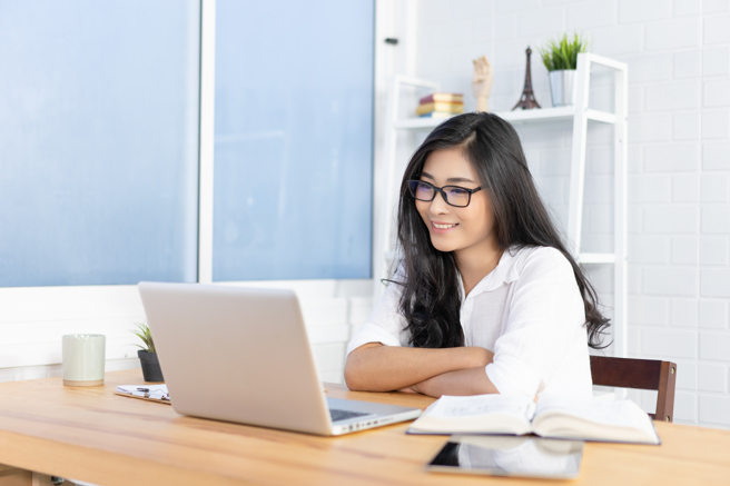 1名女大生，网路上课时，不小心将自己与好友的聊天画面，切成共向画面，贴文一出引起热议。（示意图/Shutterstock提供）