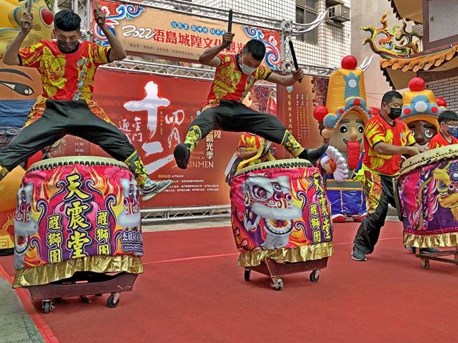 「2022金門迎城隍－浯島宗教文化觀光季」，今天下午吉時在氣勢磅礡的鼕鼕戰鼓聲中揭開序幕。（李金生攝）