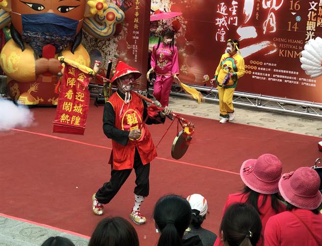 「報馬仔」向海內外鄉親宣布迎城隍活動起跑，饒富傳統特色和地方人文趣味。（李金生攝）