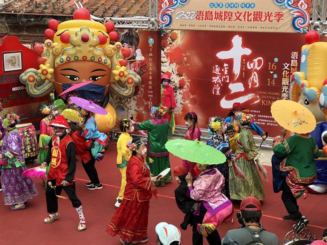 金門縣公揹婆民俗協會的陣頭表演，也是地方的特色陣頭之一。（李金生攝）