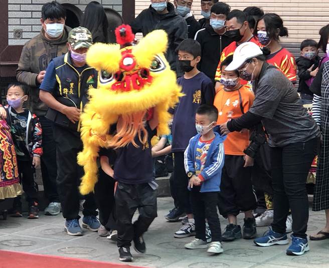 小朋友的幼獅表演同場較勁，傳承地方宗教慶典的活力和薪火。（李金生攝）