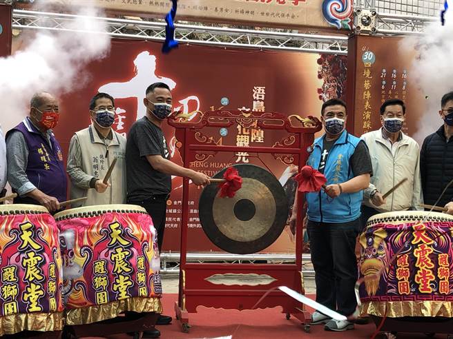 楊鎮浯縣長等人敲響大銅鑼，宣布「2022金門迎城隍－浯島宗教文化觀光季」起跑。（李金生攝）