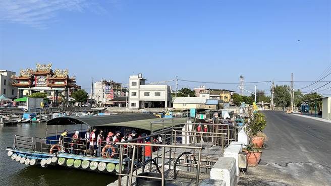 七股潟湖的景致及生態環境，每年吸引許多遊客前來搭乘娛樂漁筏，體驗潟湖之美。（張毓翎攝）