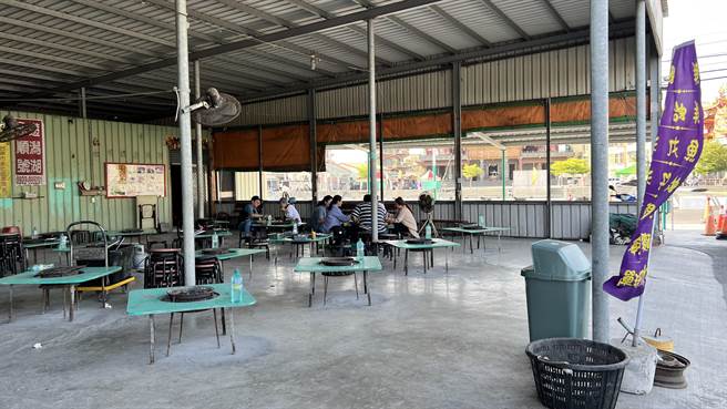 國內疫情近來快速升溫，台南市七股區娛樂漁筏業者反映生意慘淡，假日烤蚵區的座位只坐滿3分之1。（張毓翎攝）