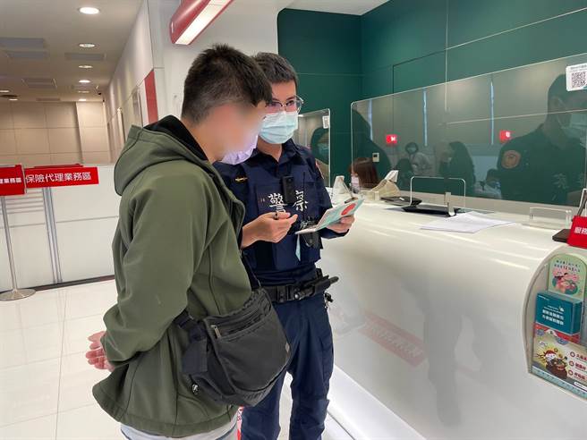 桃園市范姓母子15日下午前往平鎮區環南路某銀行辦理匯款，行員關懷提問時發覺有異。（翻攝照片）